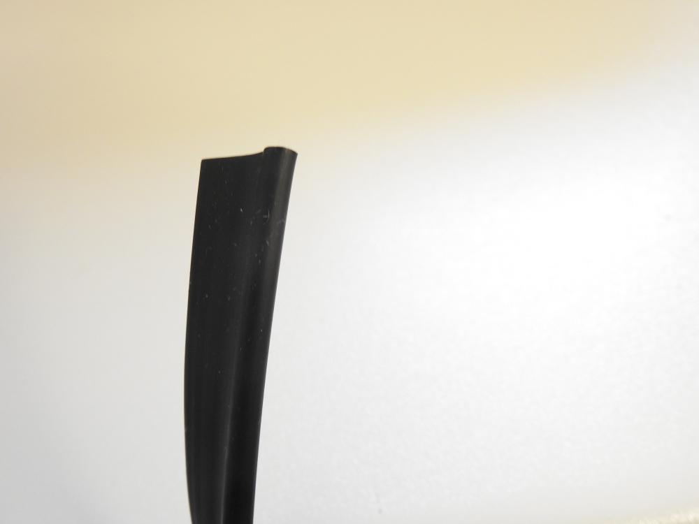 Keder Monoschlitzrohr Beinschild Vespa 1560mm schwarz